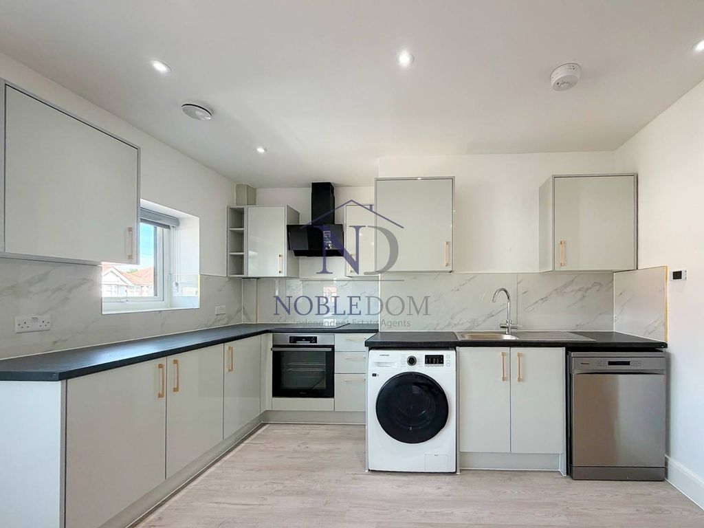 Property photo 1 of 13 Two Bedroom Split-Level Flat In Feltham