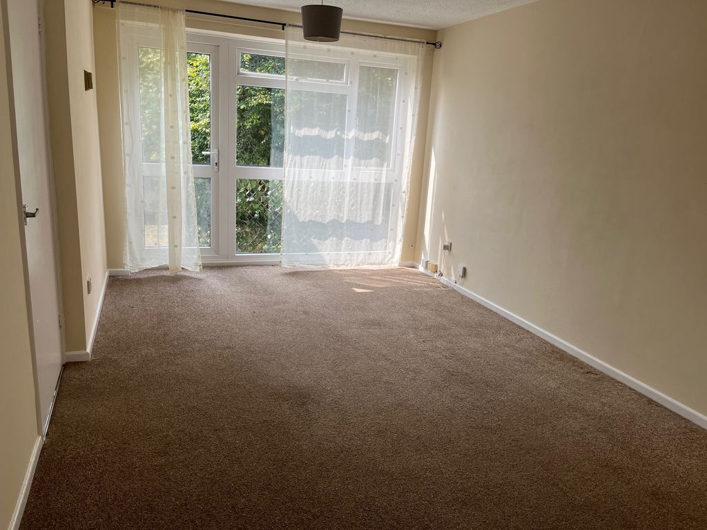 Property photo 3 of 7 Living Room