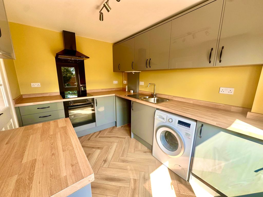 Property photo 3 of 11 Kitchen