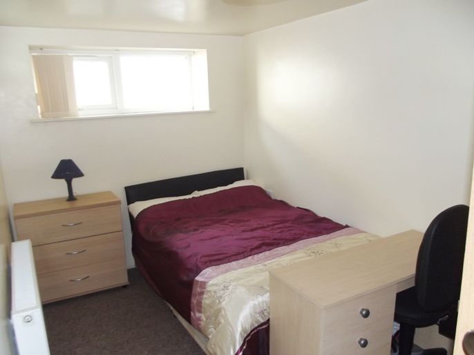 Property photo 1 of 5 A Neat Double Bedroom Featuring A Comfortable Doub...