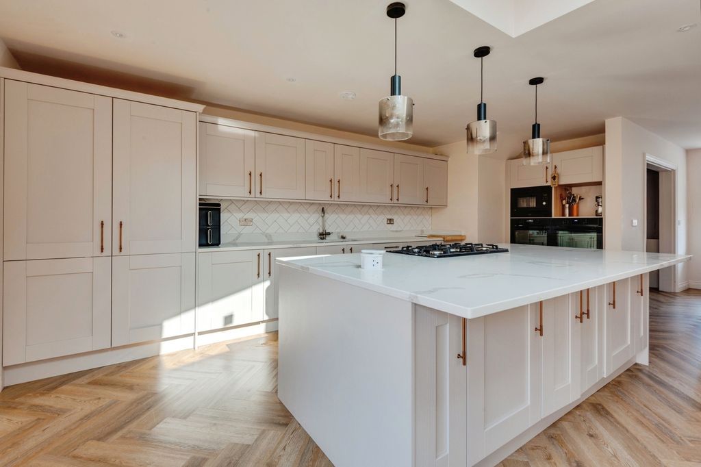 Property photo 3 of 32 Pbox-Img.Jpg