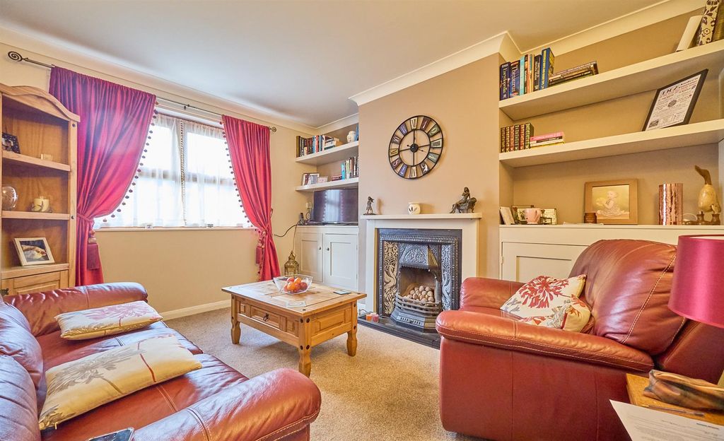 Property photo 2 of 10 Lounge