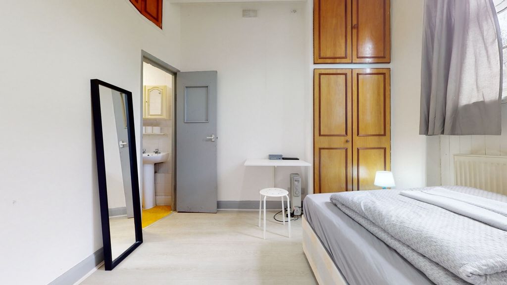 Property photo 2 of 7 Bright Bedroom With Ample Storage And Ensuite...
