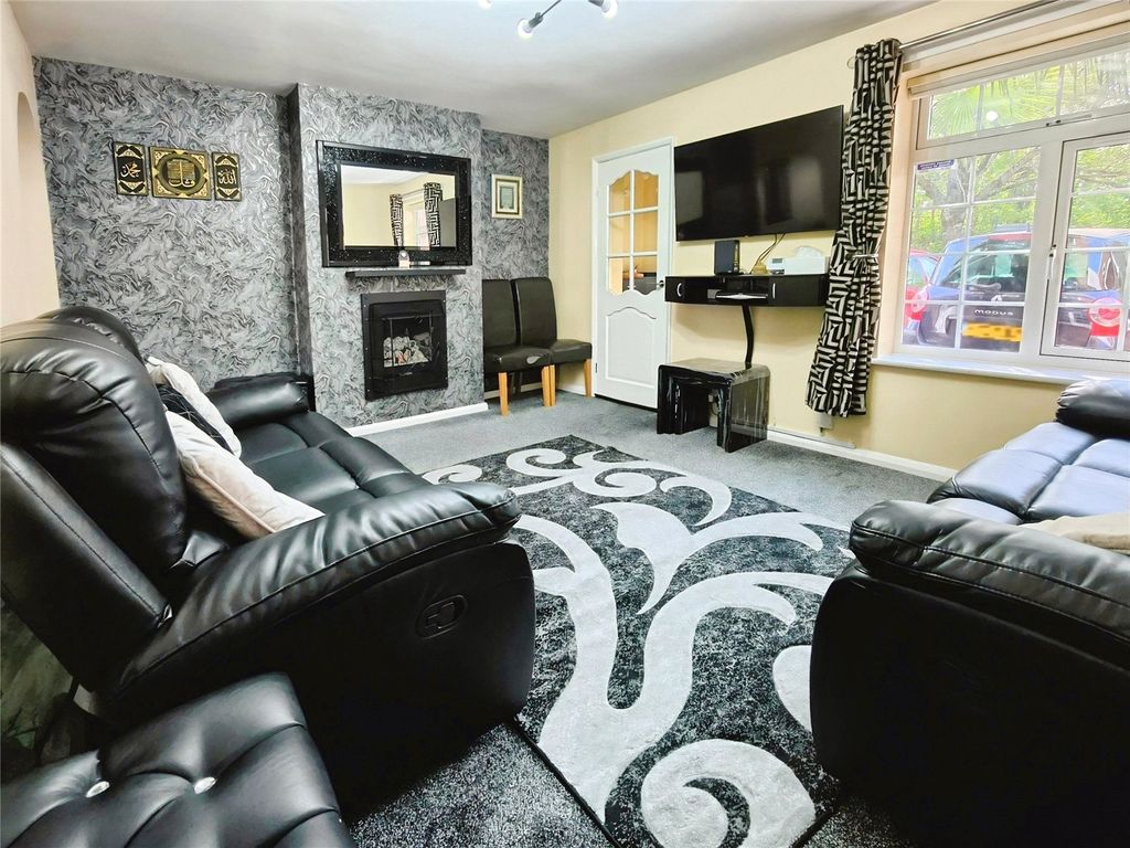 Property photo 2 of 16 Lounge