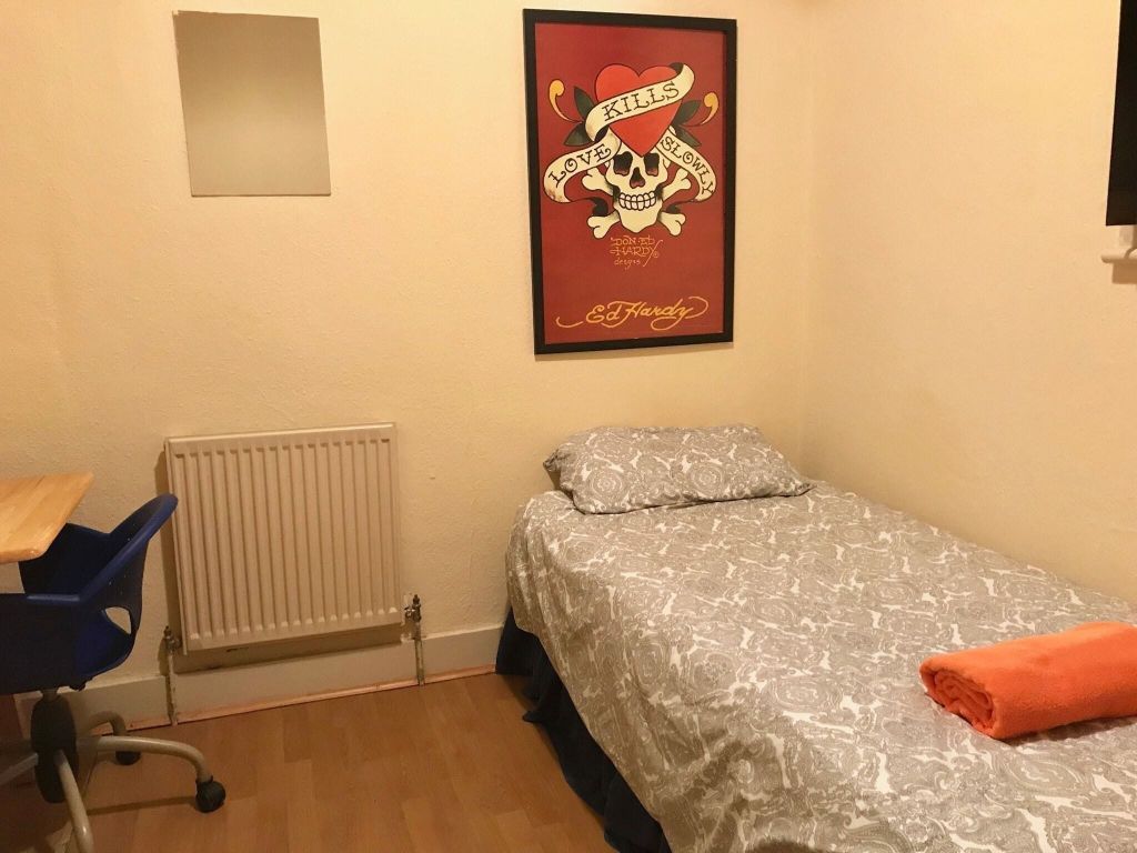 Property photo 1 of 6 Bedroom