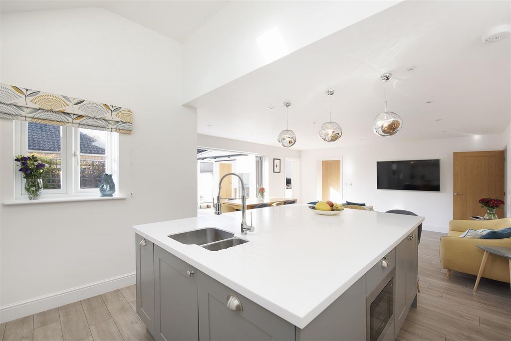 Property photo 2 of 29 The Chitterings Ph18.Jpg