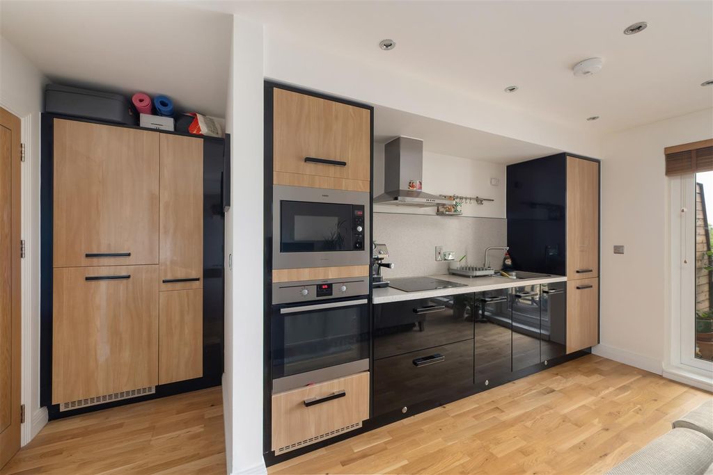 Property photo 3 of 12 Carlton Court, Whitstable