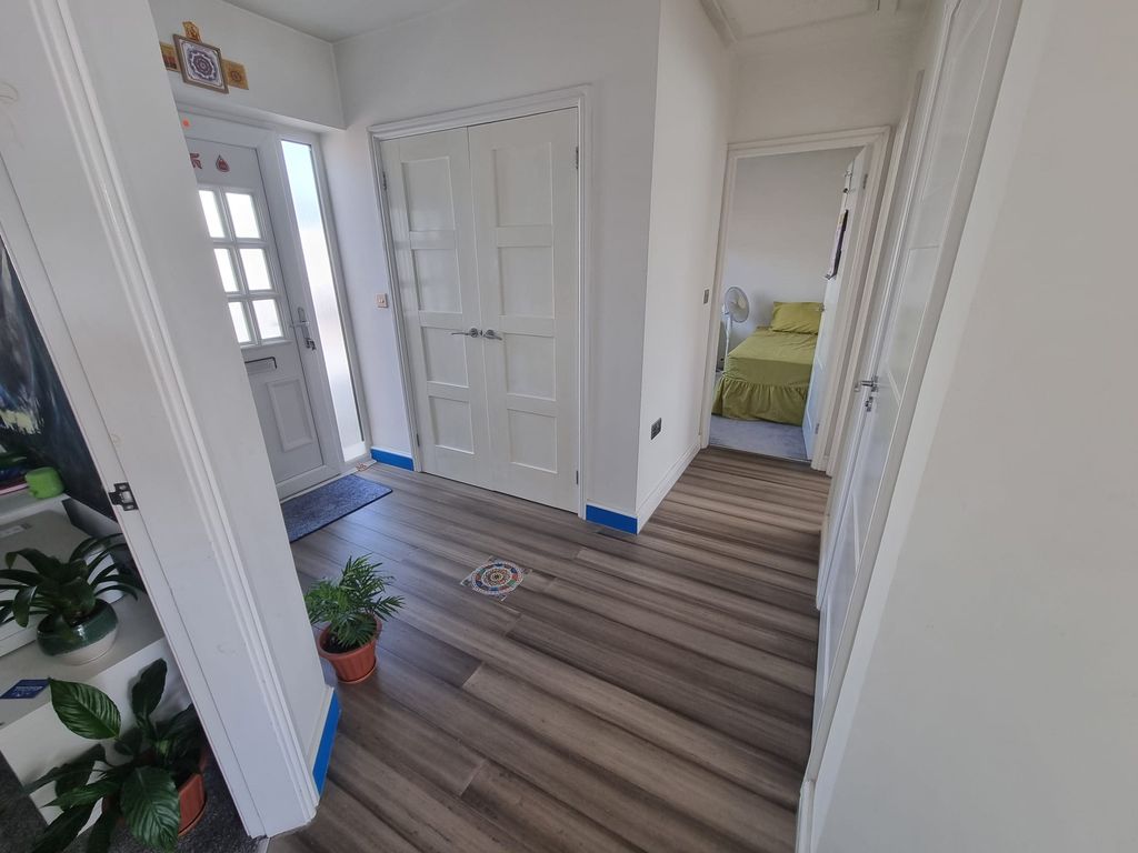 Property photo 2 of 8 Entrance Hall