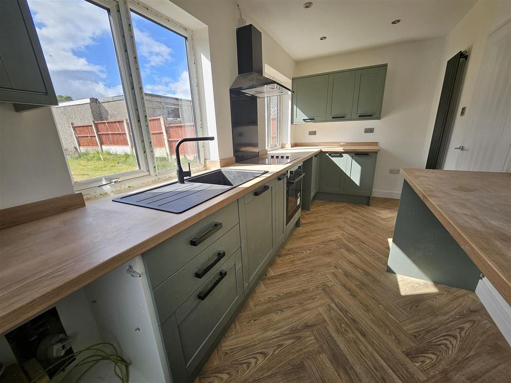Property photo 2 of 10 Dining Kitchen