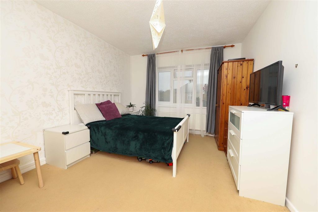 Property photo 2 of 8 Jubilee Drive (8).Jpg