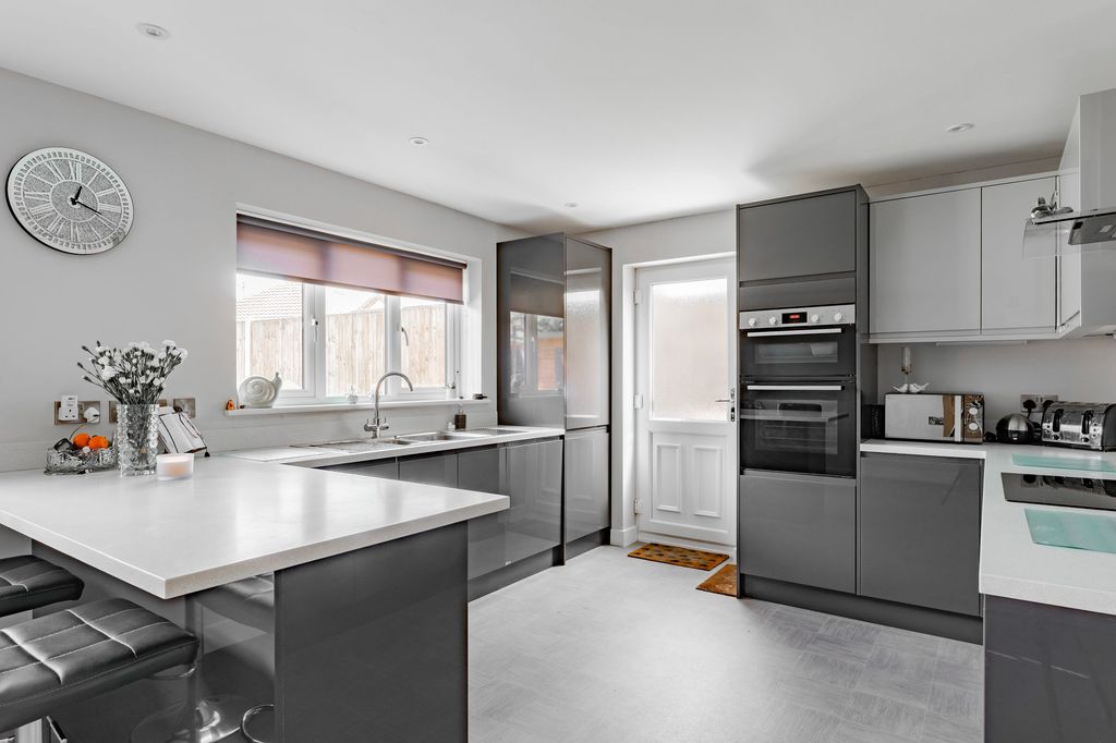 Property photo 3 of 33