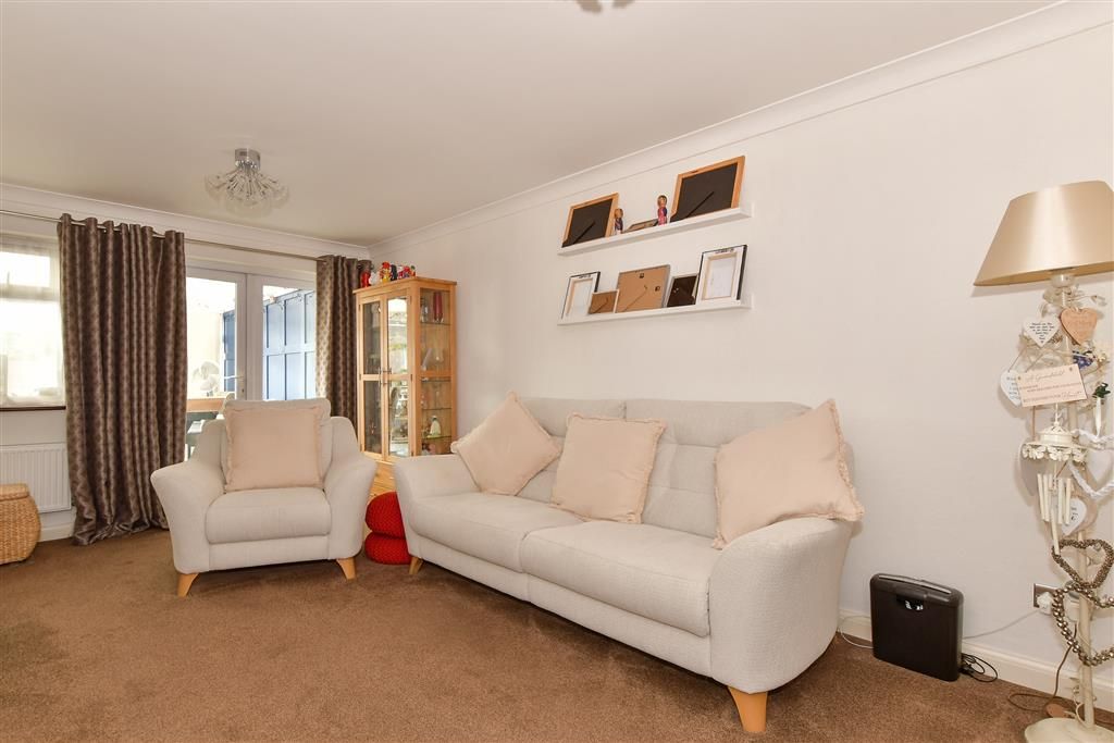 Property photo 3 of 11 Lounge