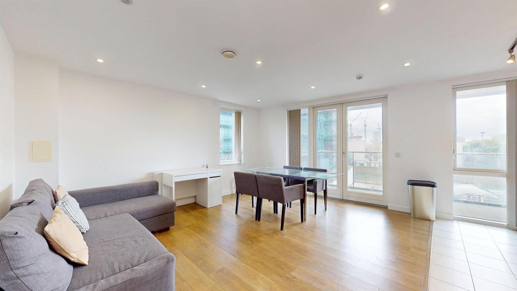 Property photo 1 of 15 3 Bedrooms To Rent In E14 - Barrain London