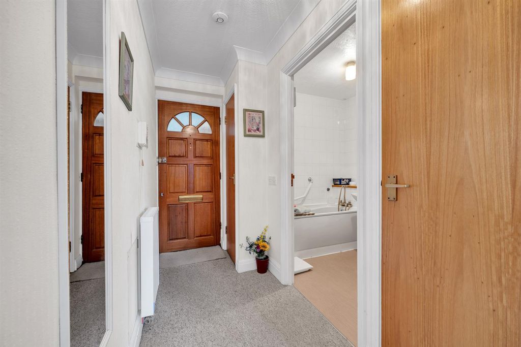 Property photo 2 of 6 Entrance Hall