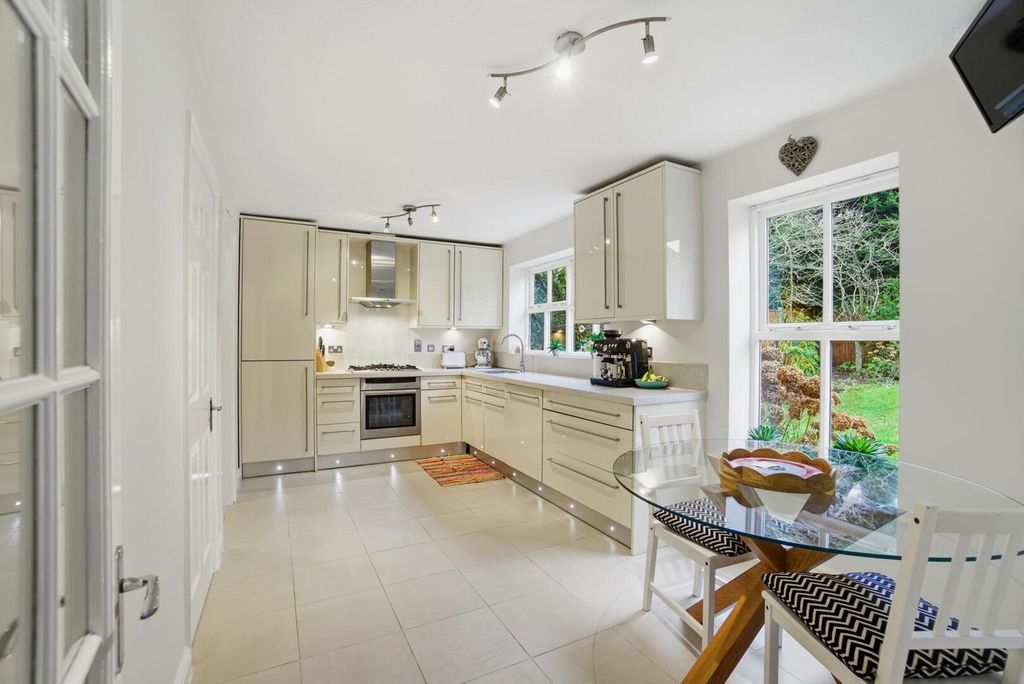 Property photo 3 of 17 Kitchen