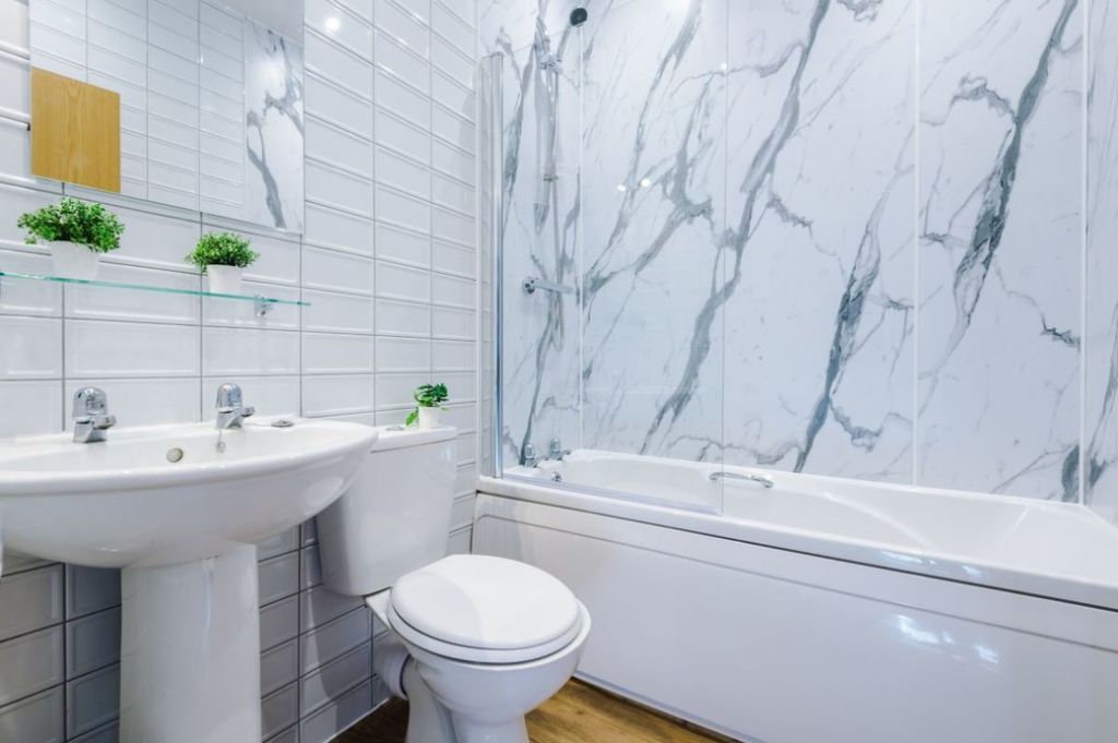 Property photo 2 of 7 19Kg - Bathroom