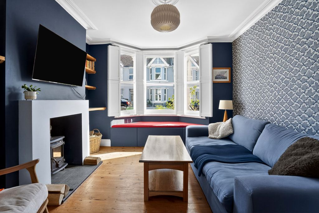 Property photo 2 of 18 Lounge