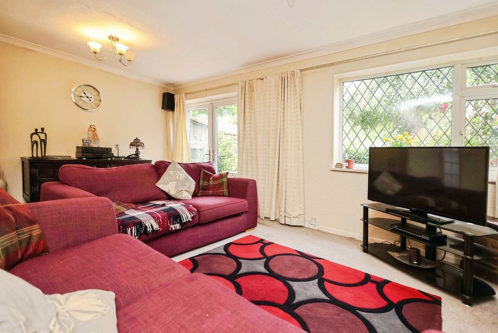 Property photo 3 of 15 Lounge
