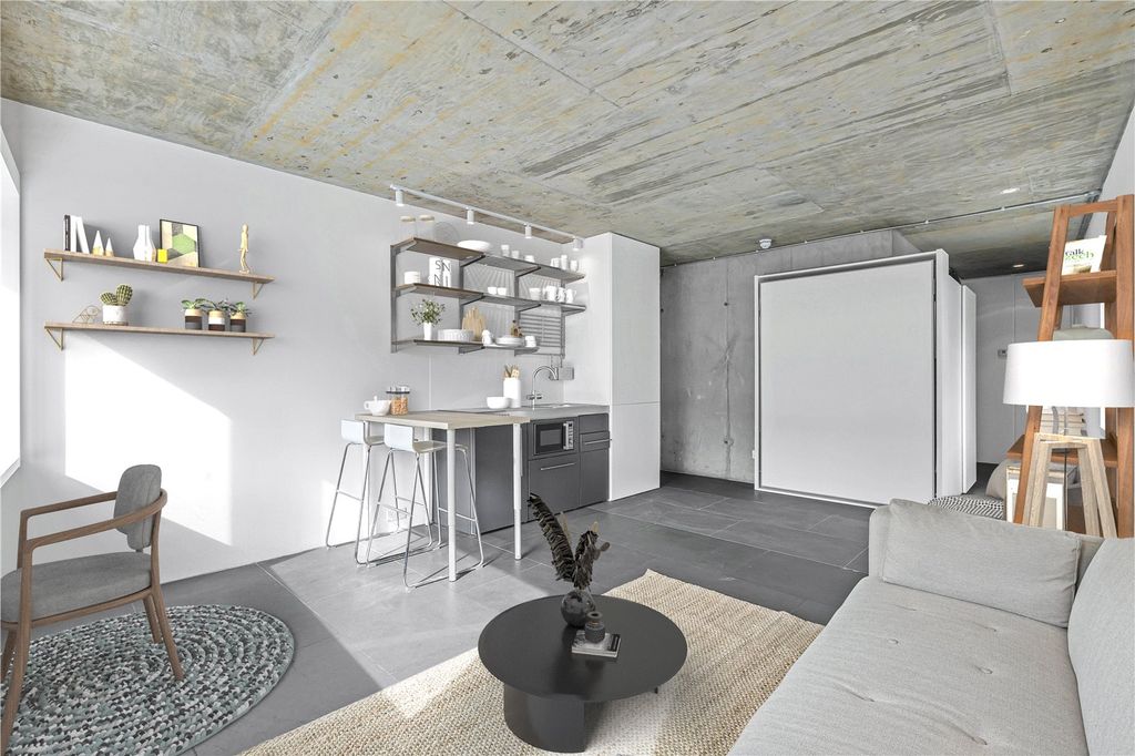 Property photo 2 of 18 Studio