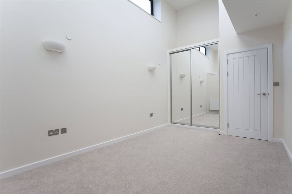 Property photo 3 of 8 Bed