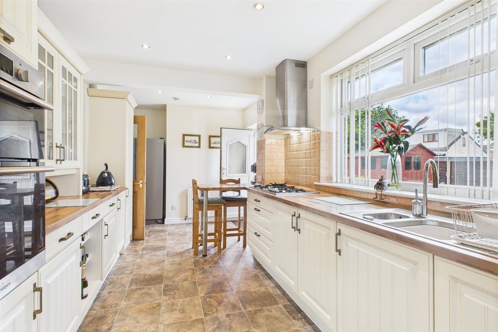Property photo 3 of 16 Kitchen