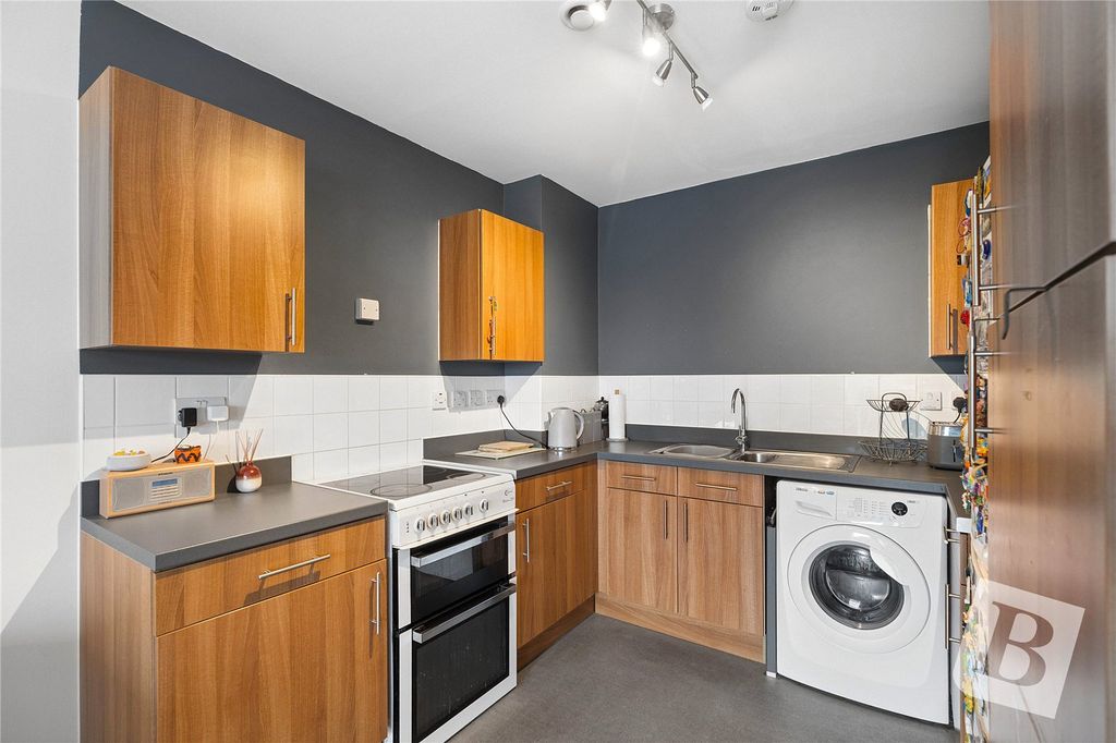 Property photo 2 of 10 Kitchen