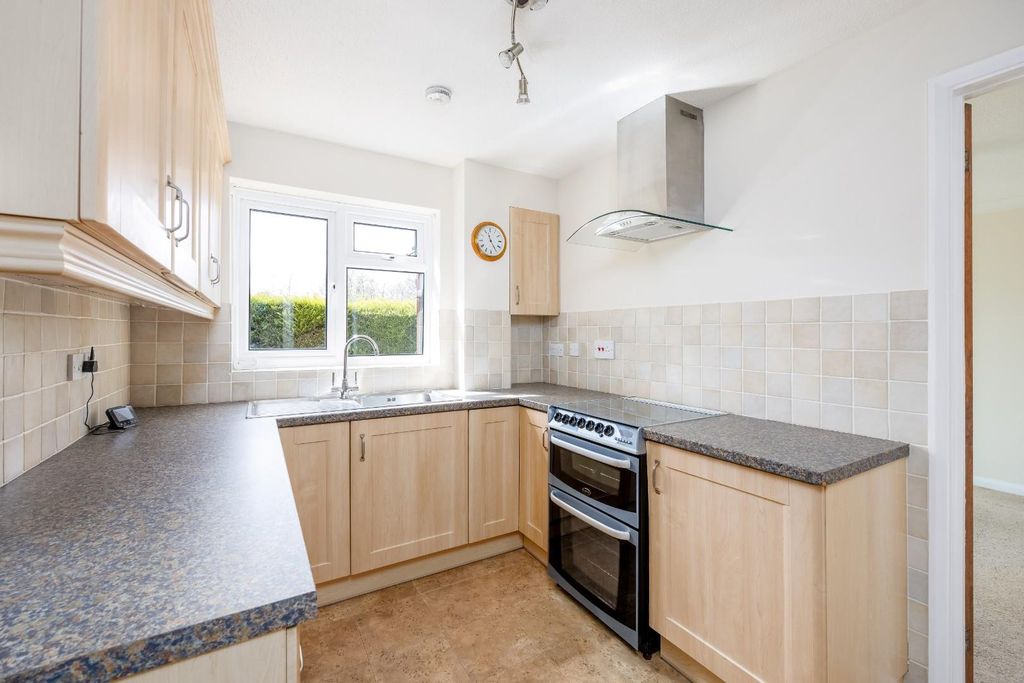 Property photo 2 of 27 17 Coldharbour Close Crowborough Tn6 1EU _ Roots P