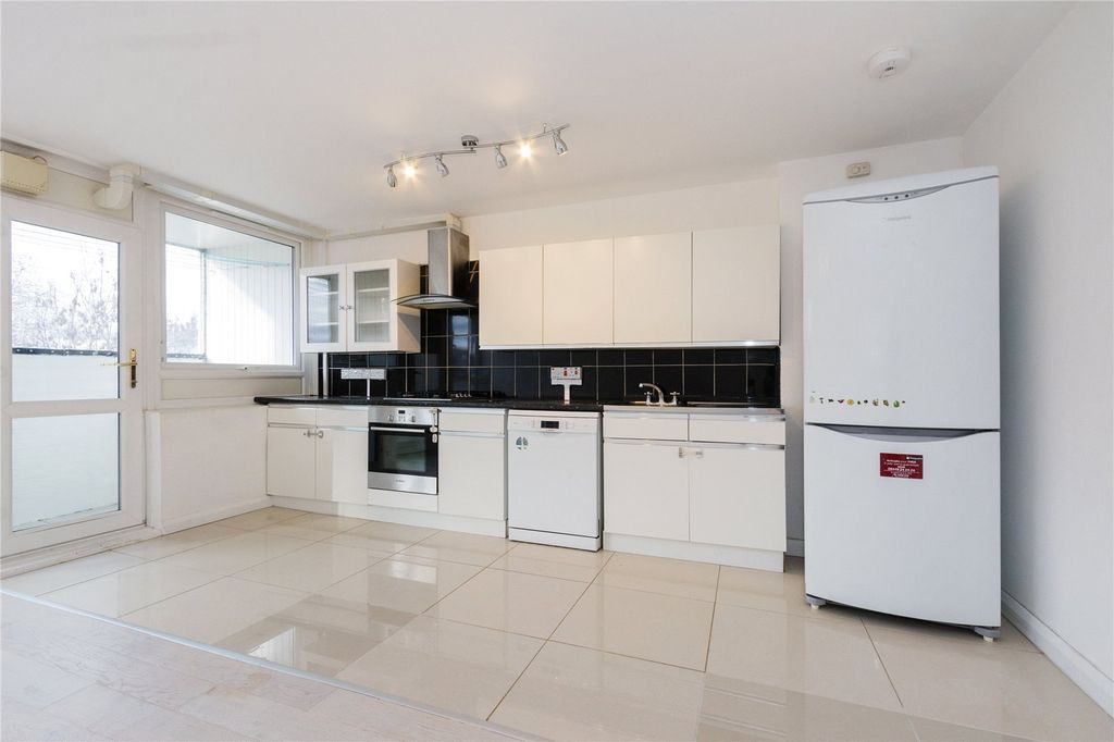 Property photo 3 of 10 Reception/Kitchen