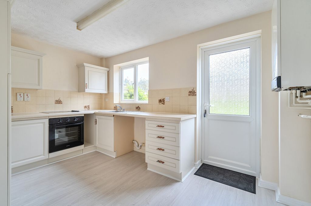 Property photo 2 of 17 2 - 1453513-11-69F343...