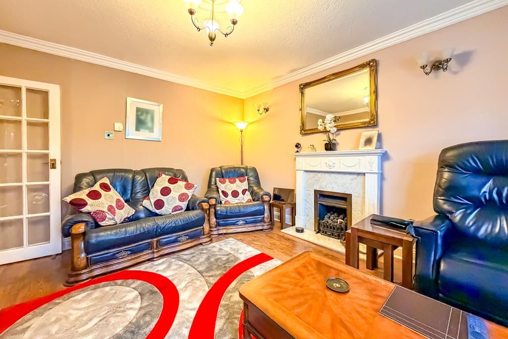 Property photo 3 of 20 Lounge