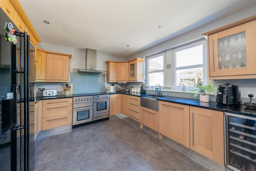 Property photo 3 of 30 Oakwood-06.Jpg
