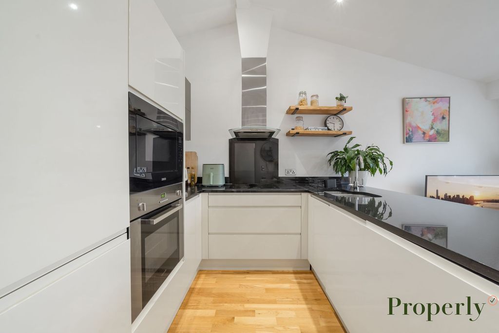 Property photo 3 of 10 Kitchen