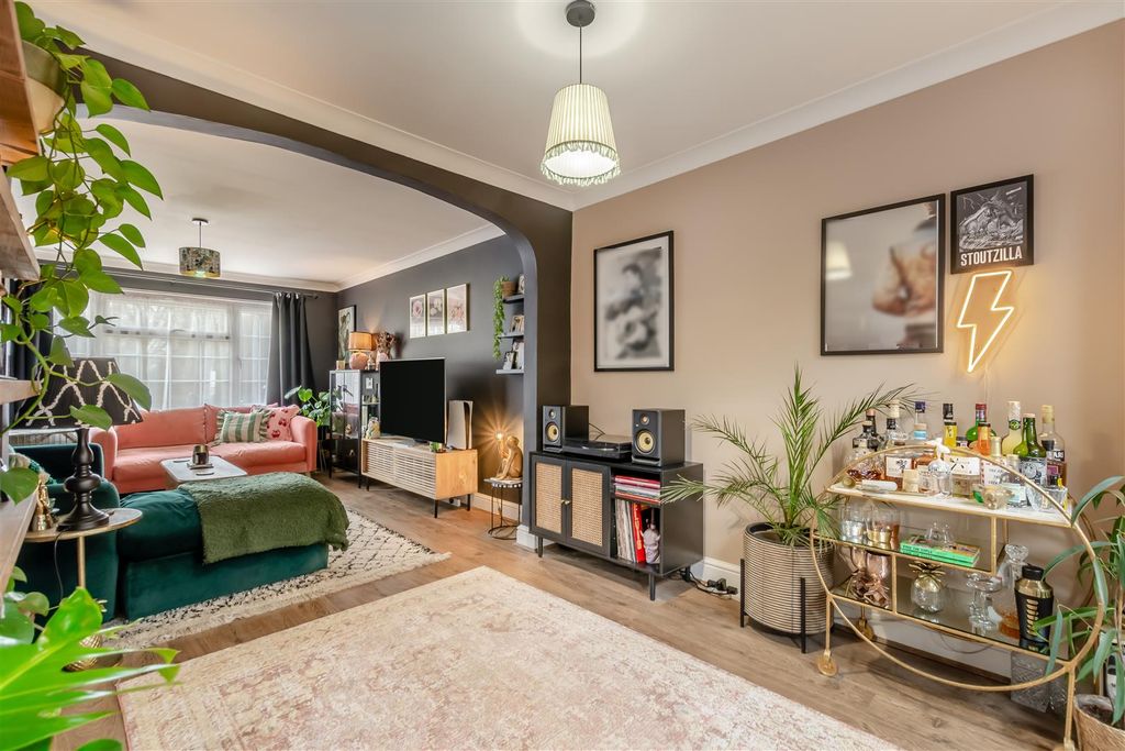 Property photo 3 of 19 Livingroom