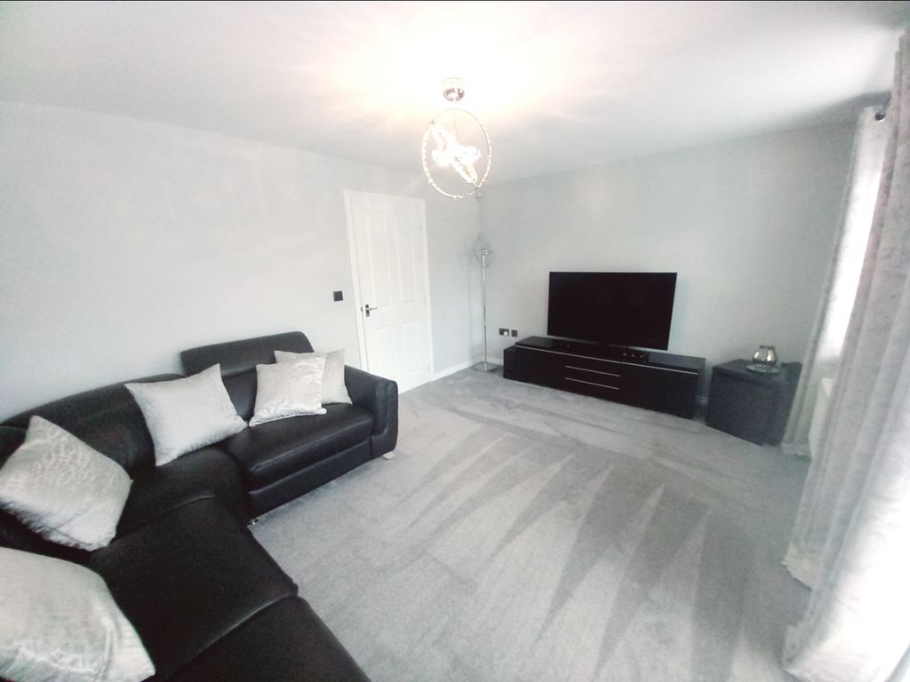 Property photo 3 of 17 Lounge