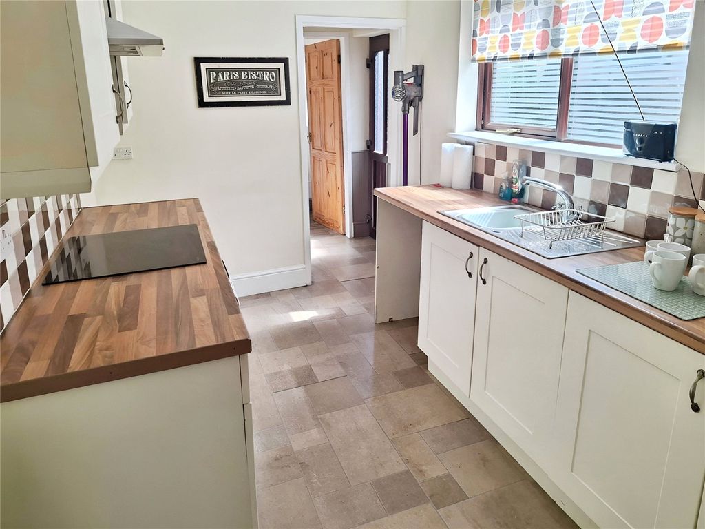 Property photo 3 of 11 Kitchen