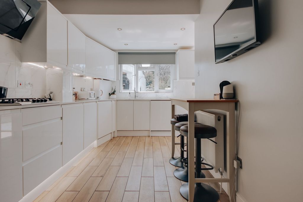 Property photo 3 of 17 Kitchen