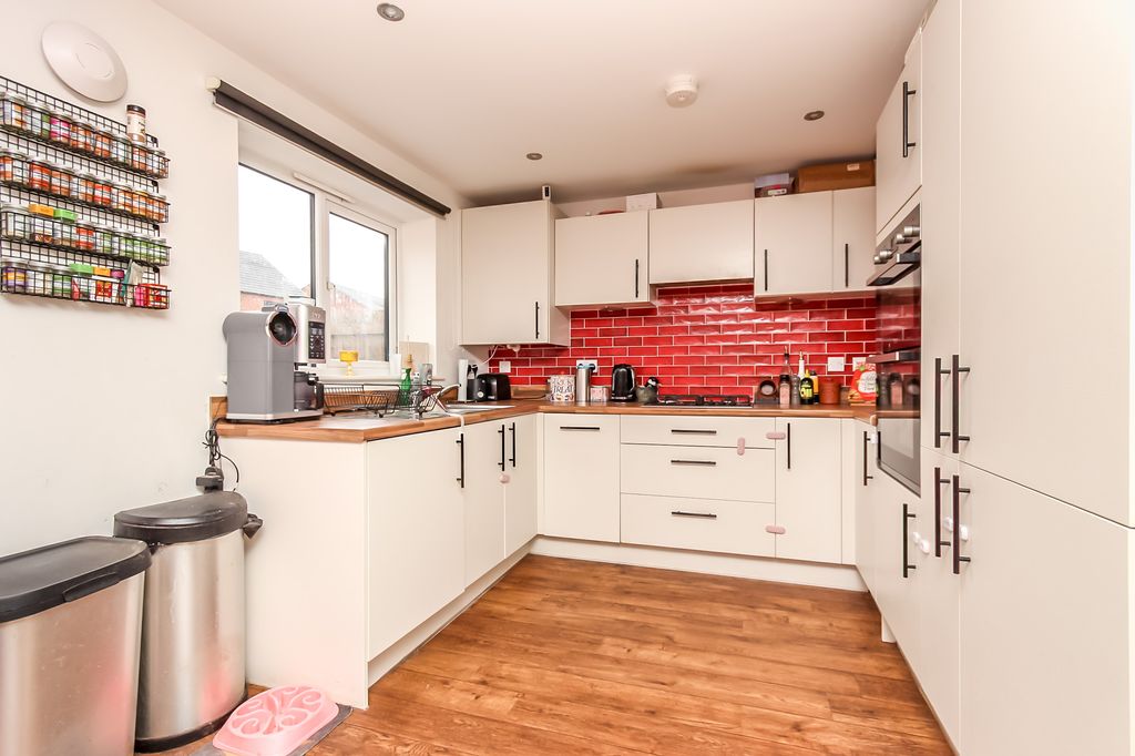 Property photo 2 of 11 Kitchen