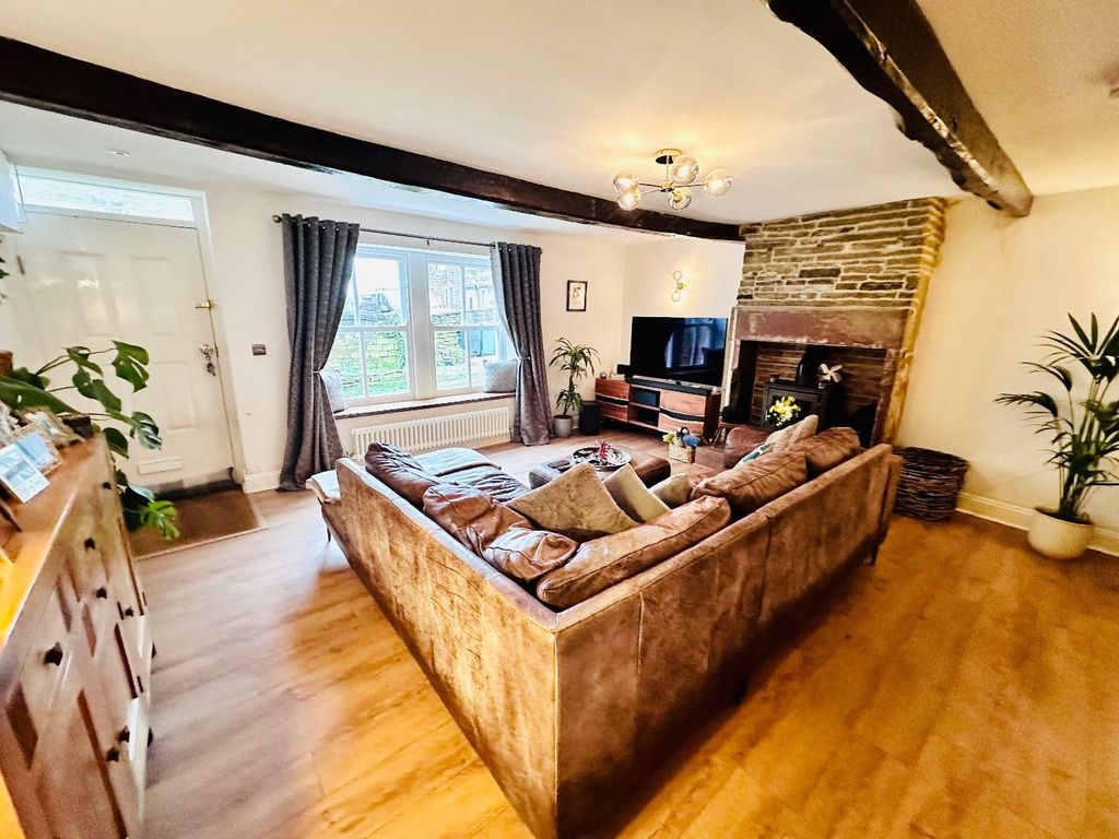 Property photo 3 of 16 Lounge