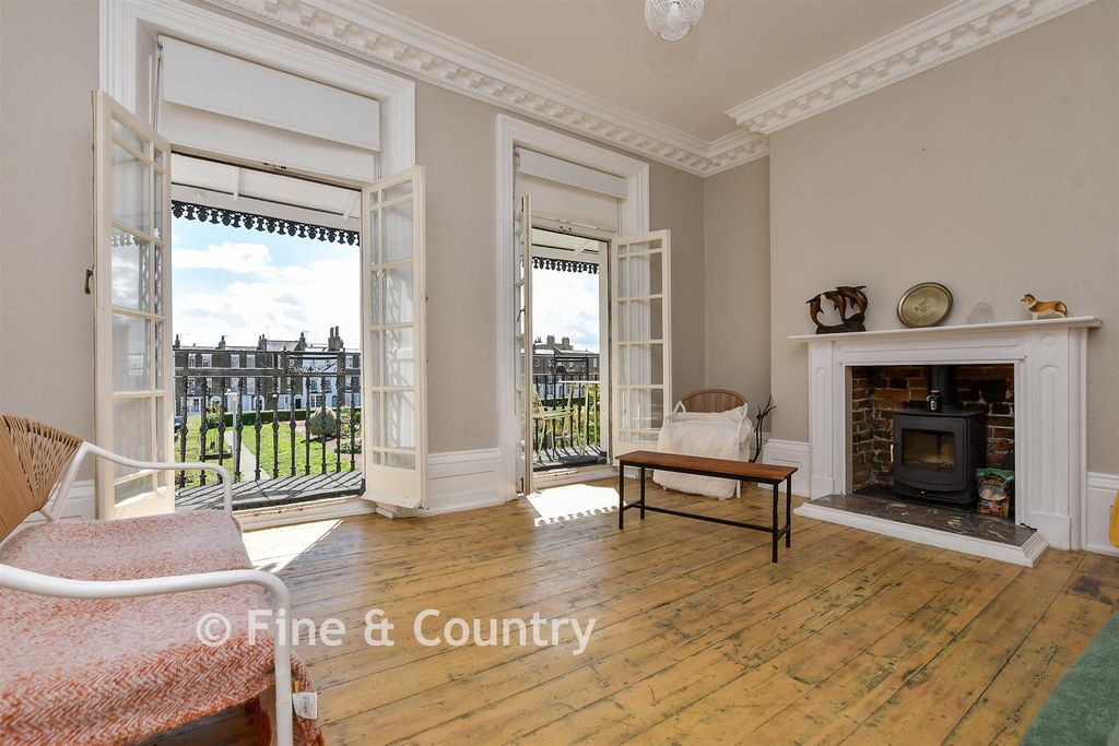 Property photo 3 of 15 Lounge
