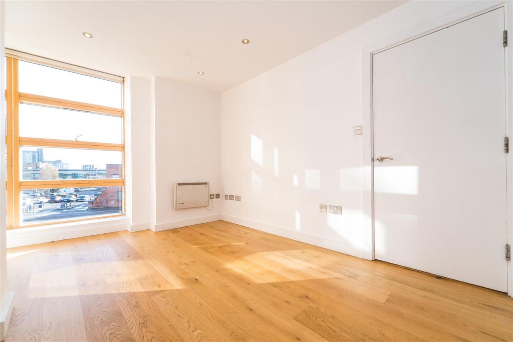 Property photo 2 of 14 Lounge