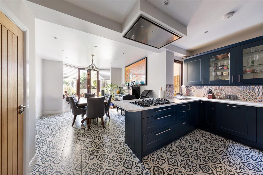 Property photo 1 of 42 Waverley Road, E18