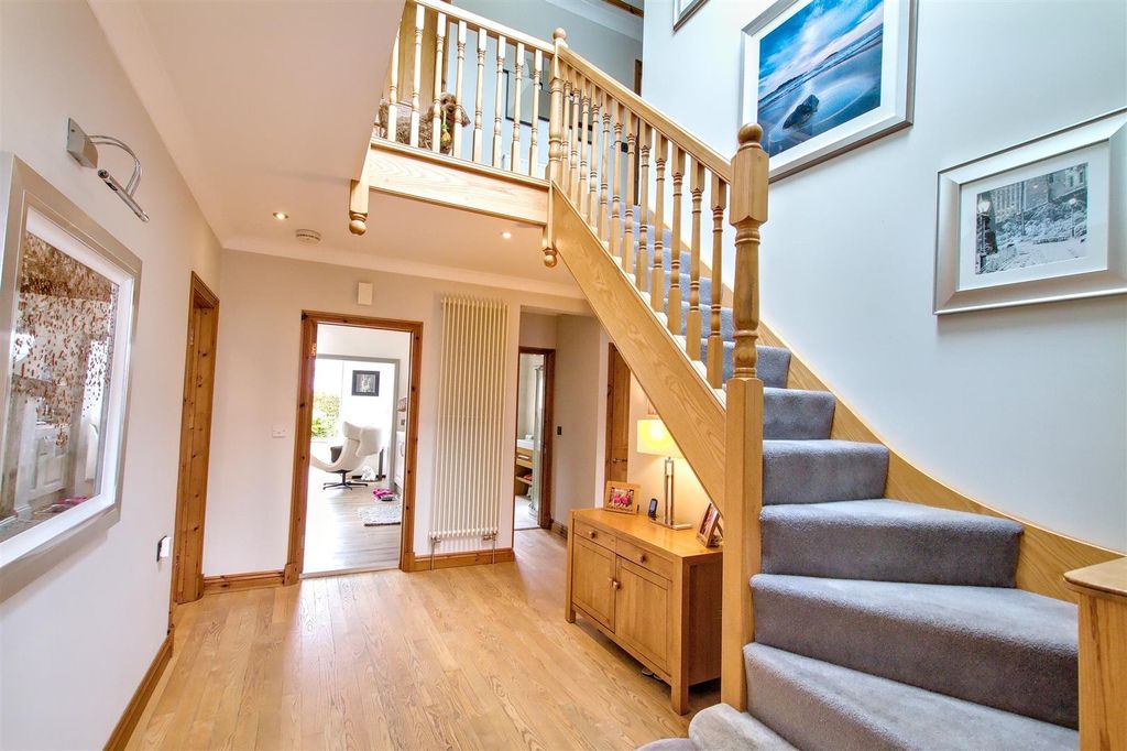 Property photo 3 of 52 Entrance Hall