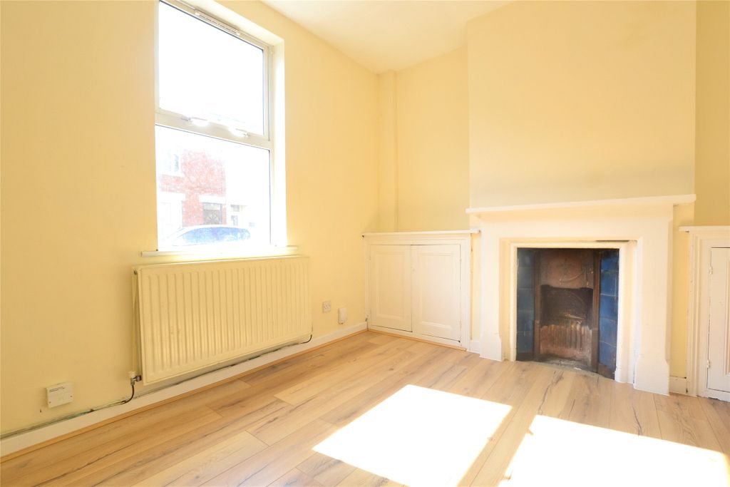 Property photo 2 of 11 Lounge/Bedroom 1