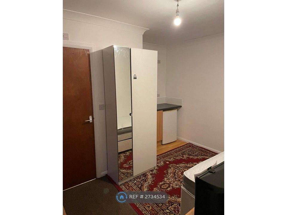 Property photo 2 of 10 Room With Ensuite Bathroom
