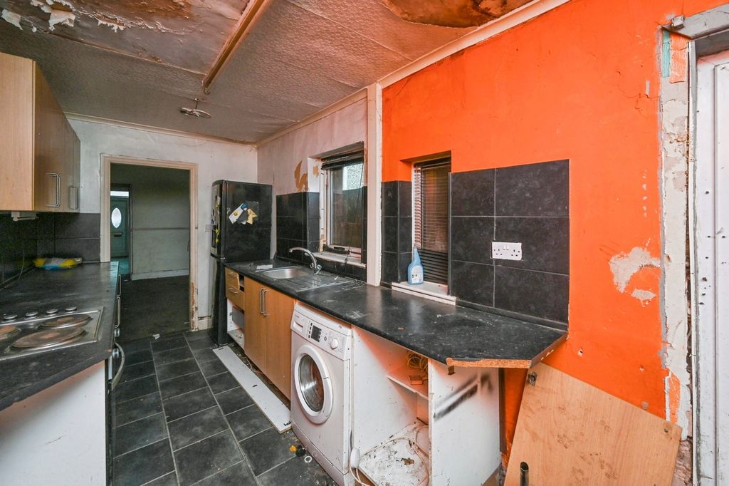 Property photo 3 of 12 Kitchen