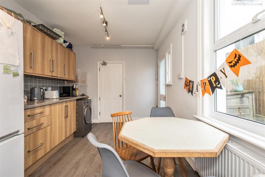 Property photo 2 of 10 Kitchen