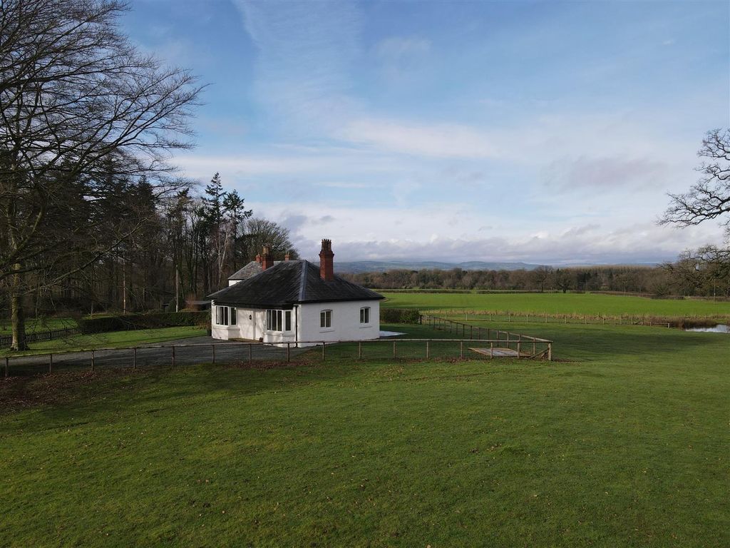 Property photo 3 of 17 North Lawn Cottage.Jpg