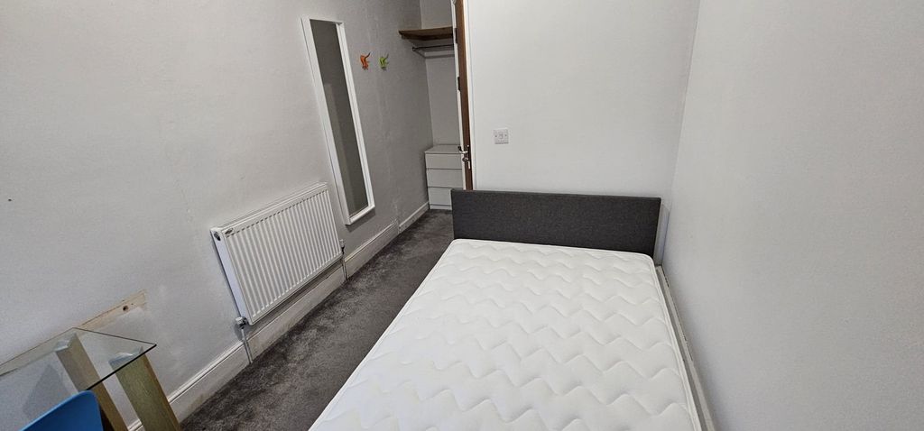 Property photo 3 of 7 35 King Edwards Road Bedroom 3