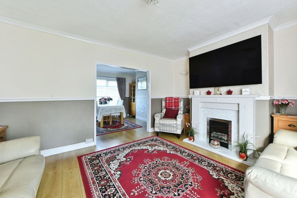 Property photo 2 of 17 Lounge