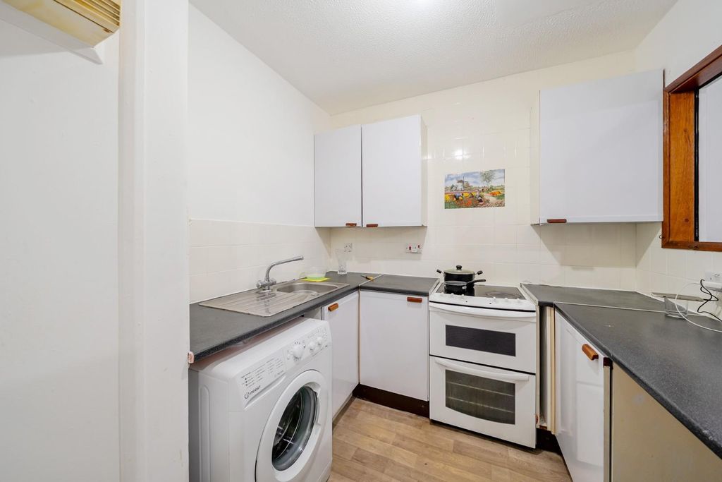 Property photo 2 of 9 1343815-12-68E4F96d8c00F.Jpg